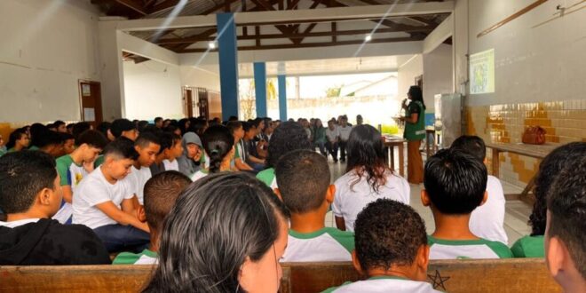 Procon promove palestras sobre consumo consciente e preservação escolar para estudantes