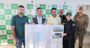 Convidado por Gladson, Nicolau Jr prestigia ato que autoriza construção de casas e outras obras na Cidade do Povo