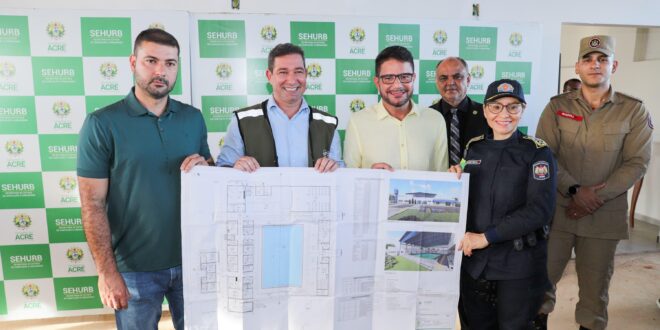 Convidado por Gladson, Nicolau Jr prestigia ato que autoriza construção de casas e outras obras na Cidade do Povo