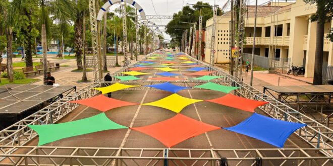 Com ruas interditadas pela montagem da estrutura do Carnaval RBTrans orienta para vias alternativas