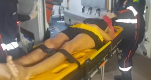 Motociclista e namorada caem de passarela de 4 metros