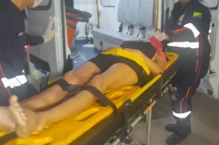 Motociclista e namorada caem de passarela de 4 metros