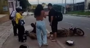 Jovens motociclistas se envolvem em colisão violenta