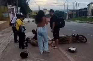 Jovens motociclistas se envolvem em colisão violenta