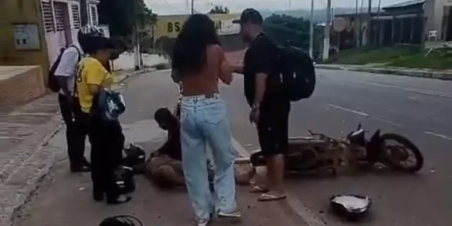 Jovens motociclistas se envolvem em colisão violenta