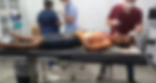Jovem é encontrado ferido em frente à delegacia após ataque a facadas