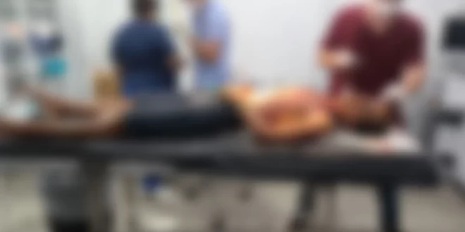 Jovem é encontrado ferido em frente à delegacia após ataque a facadas