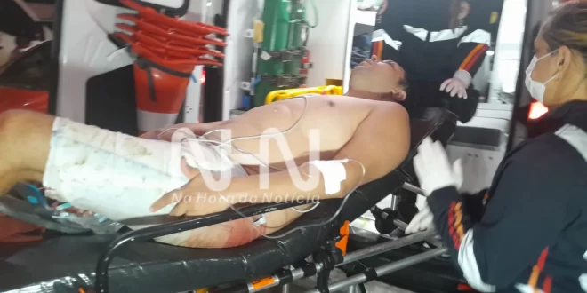 Reage a assalto e acaba ferido com golpes de faca