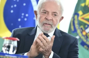 Centrão permanece com Lula mas pressiona por reforma ministerial