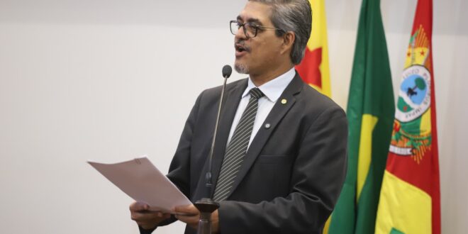 Edvaldo Magalhães destaca reunião entre secretário de Educação e deputados; secretário assegurou a compra imediata do maracujá