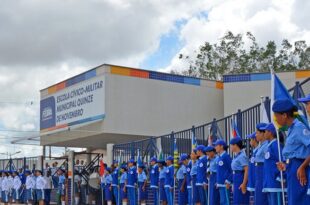 Escola militar é uma farsa. Não ensina disciplina, e sim obediência cega