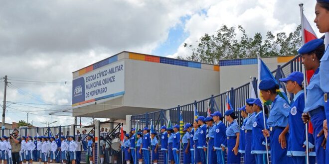 Escola militar é uma farsa. Não ensina disciplina, e sim obediência cega