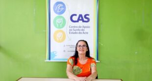 Professora acreana surda apresenta dissertação de mestrado inspirada em trajetória pessoal