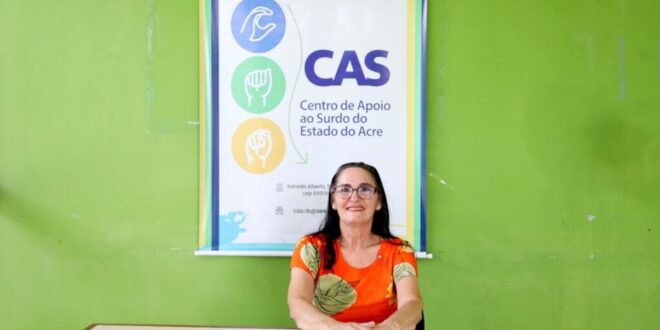 Professora acreana surda apresenta dissertação de mestrado inspirada em trajetória pessoal