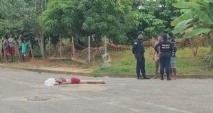 Mulher acusada de matar a filha de 2 meses é linchada pela população