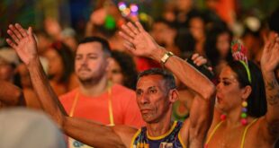 Primeira noite do Carnaval da Família tem show animado e grande participação popular