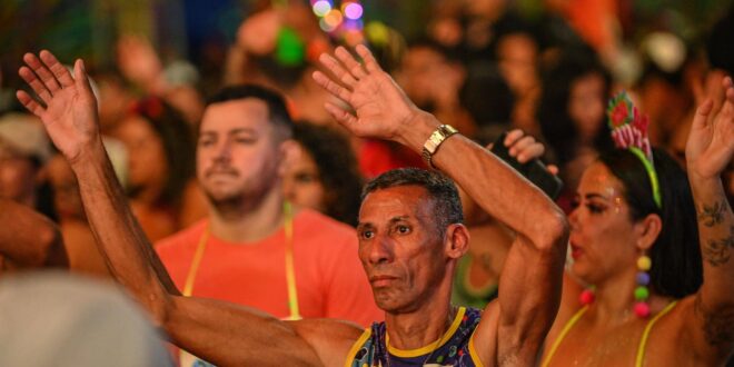 Primeira noite do Carnaval da Família tem show animado e grande participação popular
