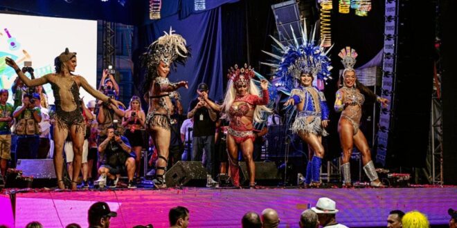 Concursos das rainhas trans e gay agitam a segunda noite do Carnaval da Família