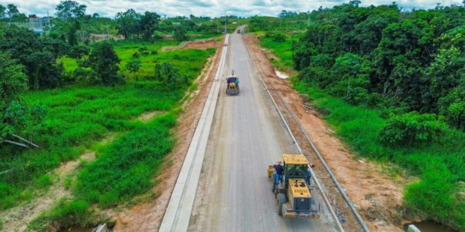 Governo do Acre vistoria obras em Tarauacá e firma parceria em Sena Madureira