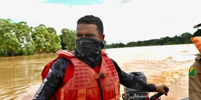 Bombeiros continuam buscas por jovem desaparecido há 5 dias no Rio Acre