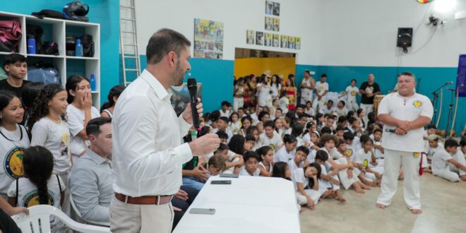 Na Baixada, presidente Nicolau Júnior participa de evento do grupo Axé Capoeira