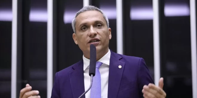 Valente só na rede social: ameaçado de cassação, Gayer procura Alcolumbre, que o ignora