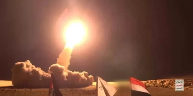 Iemenitas atacam porta-aviões dos EUA em represália a bombardeios