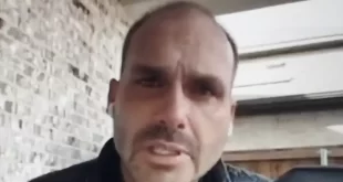 Piada: Eduardo Bolsonaro tenta surfar numa importância internacional que não possui