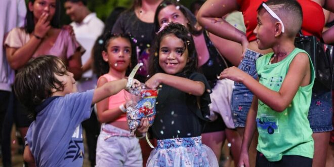 Atração nacional e bailes Infantil e do Idoso marcam 3ª noite do Carnaval da Família