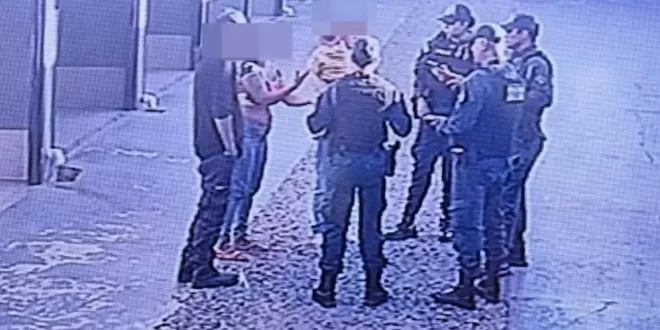 Mulher leva filho de 2 anos para motel junto com dois homens