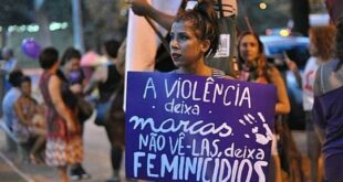 Homem mata a companheira a facadas na frente dos filhos