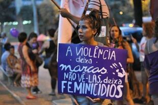 Homem mata a companheira a facadas na frente dos filhos