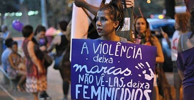 Homem mata a companheira a facadas na frente dos filhos