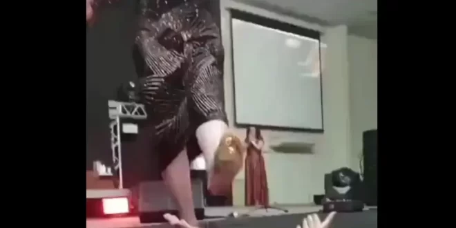 Bispas fingem ter ouro escorrendo dos pés durante pregação