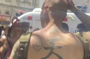 Aqui não se cria: turista com tatuagens nazistas leva surra de foliões