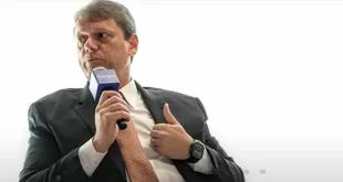 Tarcísio defende seguir cobrando do povo para não ter que tirar dinheiro dos bilionários