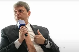 Tarcísio defende seguir cobrando do povo para não ter que tirar dinheiro dos bilionários