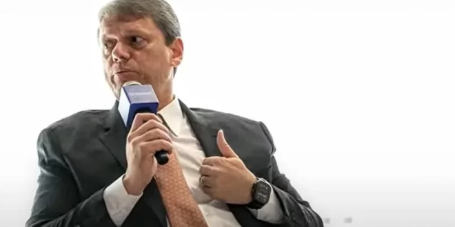 Tarcísio defende seguir cobrando do povo para não ter que tirar dinheiro dos bilionários