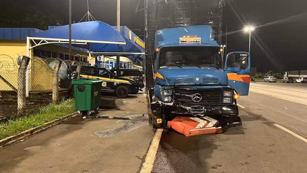 Fanatismo continua: revoltado pelo julgamento de Bolsonaro, caminhoneiro invade posto da PRF