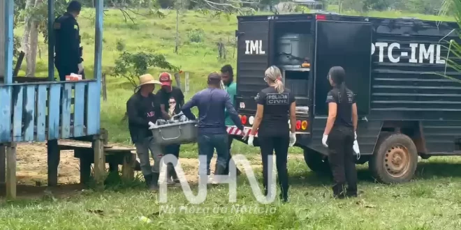 Homem é encontrado morto a golpes de faca dentro da própria residência