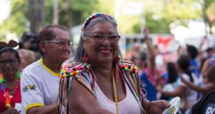 Idosos prestigiam baile dedicado à terceira idade no Carnaval da Família