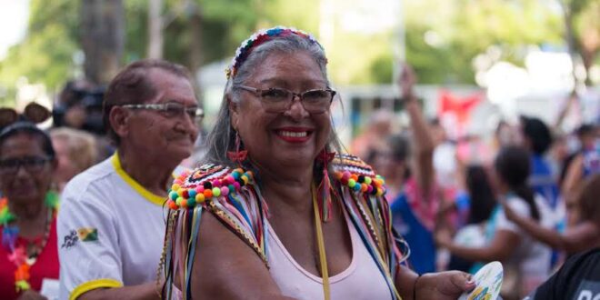 Idosos prestigiam baile dedicado à terceira idade no Carnaval da Família