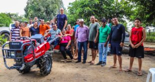 Gonzaga entrega máquinas compradas com emenda de sua autoria para beneficiar cafeicultores no Juruá