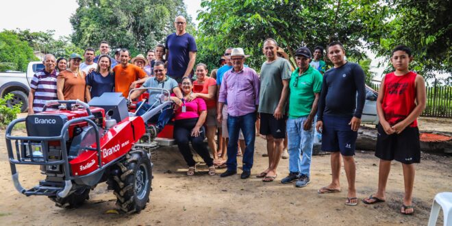 Gonzaga entrega máquinas compradas com emenda de sua autoria para beneficiar cafeicultores no Juruá