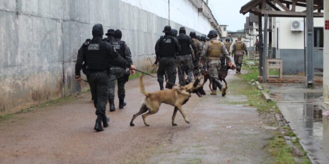 Operação integrada no presídio encontra armas artesanais e correspondência relacionada à facção criminosa