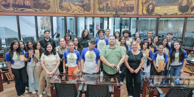 Alunos da Escola Clícia Gadelha visitam Aleac