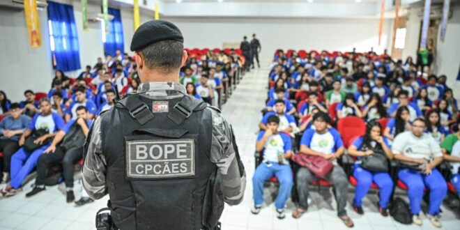 Polícia Militar realiza ações preventivas com estudantes do Instituto Lourenço Filho