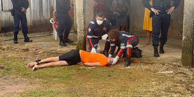 Monitorado por tornozeleira eletrônica é baleado na cabeça na frente de familiares