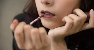 Ó o PL aí: proibição geral de roupas curtas e justas e do uso de batom por menores de 18