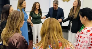 É hipocrisia que chama? Católico, Tarcísio ora no Palácio com bispa presa nos EUA com dólares na Bíblia